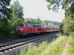 Eine 218 ist mit einer RB zwischen Ludwigshhe und Rckersdorf unterwegs. (16.7.2007)