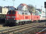 218 239 (Verkehrsrot) und 218 156 (Neurot) durchfahren Esslingen am Neckar mit einem IC aus Oberstdorf in Richtung Stuttgart(24.12.2007)