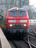 Eine 218 verlsst den Klner Hauptbahnhof mit einem Regionalexpress ber die Hindenburgbrcke.