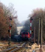  Goodbye 218 .  Gezhlt sind die Tage in denen man sich im Kraichgau  am satten Sound dieser Dieselloks erfreuen kann. Zum Winterfahrplan 2009 soll es hier fertig sein mit Diesel. Ab dort regieren den Kraichgau dann 425er und ein paar AVG Stadtbahnen. Die Flgel werden selbstverstndlich auch abgebaut. Sehr traurig, wieder eine Dieselstrecke weniger, was nebenbei das letzte Einsatzgebiet der 218er im RheinNeckarRaum ist.

Auf der Aufnahme dieselt eine unbekannte 218 mit einem Regionalexpress gen Heilbronn und durchfhrt mit rund 120 km/h den Haltepunkt Grombach, der Mo-So nur im 2 Stundentakt von den Regionalbahnen nach Heidelberg angefahren wird - es verkehren 628.