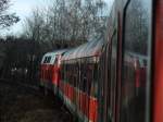 Blick aus dem Abteilfenster auf die 218 425-7.Aufgenommen in einem Waldstck auf der Hunsrckbahn.Erst am PC ist mir die Lokspiegelung im Fenster auf gefallen.10.2.08  