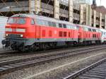 Die eine Diesellok BR 218 239-2 zieht den InterCity 2012 Richtung Hannover ber Stuttgart HBf, Kln Hbf, Dortmund Hbf. Aufgenommen am 21.03.08 Bahnhof Plochingen.