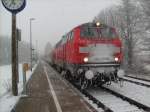 218 206 - RE 12 (Eifel-Mosel-Express Kln-Deutz - Trier Hbf.) - Nettersheim - 22.03.2008: Schnee an Ostern, und davon nicht zu knapp. Die verschneite Front der Lok deutet darauf hin, dass es nicht zu knapp schneit. Nur eine Stunde zuvor lagen nur Schneereste vom Vortag (Vergleiche Bild ID 177520). Innerhalb einer Stunde waren fnf Zentimeter Neuschnee gefallen. Der Eifel- Mosel- Express (RE 12) ist die einzige Bahnlinie in die Eifel, die berwiegend noch mit lokbespannten Zgen bedient wird. Die Linien RE 22, RB 23 und 24 werden von Triebwagen der Baureihe 644 bedient.