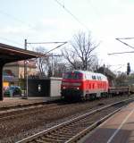 Eine 218 vor einem Gterzug. Augrund einer Streckensperrung am 17.04.2008 wird der Zug von Erfurt ber Sangerhausen umgeleitet und durchfhrt den Bahnhof Artern.