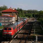 Einen Regionalexpress Richtung Heilbronn schiebt 218 476 am 03.05.08 durch den Bahnhof von Steinsfurt. Nchster Halt ist Bad Rappenau.