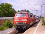 218 158-4 und eine weitere 218 donnern durch den Bahnhof Elmshorn, 05.07.08.