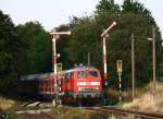 Im letzten Licht des 25. Juli 2008 schiebt 218 478 den RE 4843 nach Heilbronn durch den Bahnhof von Grombach. 