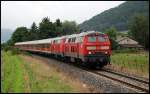 Am 15.August 2008 ist der RE 3239 (Crailsheim - Friedrichshafen Stadt) mit 218 196 in Crailsheim liegen geblieben. Deshalb wurde eine zweite 218er von Ulm nach Crailsheim geschickt, um die defekte Lok mit ihrem Zug abzuschleppen. Es war die 218 161, welche diesmal als  Retter  dienen sollte. Bild: 218 161 mit der 218 196 und der Wagengarnitur des RE 3239 vorbei. Aufgenommen bei Oberkochen. 
