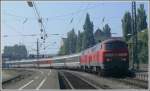 218 405-9 und 218 445-5 bringen den EC 193 nach Mnchen, hier bei der Abfahrt in Lindau Hbf. (30.08.2008)