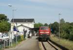 218 464-6 wartet im  Kleinstadtbahnhof Lttin  auf die Abfahrt als RE nach Kiel Hbf.