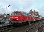 Diesellok 218 137-8 fotografiert whrend der Ausfahrt aus dem Bahnhof von Gerolstein in Richtung Kln am 08.11.08. (Hans)