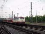 218 217 in seltener Farbgebung Rot-Beige am 03.05.2002 in Kln Deutz