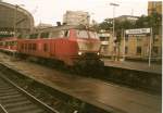 218 286 wartet mit einem Regionalexpress nach Lbeck im Hamburger Hbf im August 2000 auf Ausfahrt.