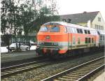 218 146-9 auch noch in schner City-Bahn Optik mit RE zwischen Kassel HBF und Hagen beim Halt im Bahnhof Frndenberg. Mitte/Ende 80er Jahre. Foto-Scan.