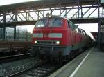 Mein 100. Bild bei Bahnbilder.de sollte natrlich eine 218 sein. Diesen Wunsch erfllte mir am 20.3.2009 218 427-3 als sie mit IRE 4233 nach Lindau in Gppingen anhlt. Am hinteren Ende des Zuges schiebt eine weitere 218 nach.