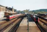 Blick von der Luftbrcke in den Hbf. Hof anno 2003. Da fhr noch der 4-Lnder-Express und rechts standen noch die Diesel-ICEs auf dem Zwischengleis, stndig unter Strom.....