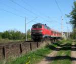 218 104-8 schiebt am 18.04.09 den RE 21419 nach Kiel Hbf kurz vor erreichen des Reinfelder Bahnhofs.