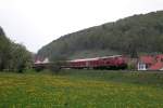 218 204 passiert mit einem Sonderzug von Mnsingen nach Stuttgart am 1.5. die Ortschaft Htten an der Schwbischen Albbahn.