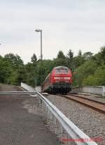 Keine Achterbahn ! BR 218 412-5 hat gerade den Haltepunkt Boppard-Buchholz am 13.05.09 mit RB 12612 verlassen und fhrt die steile Bergstrecke in Richtung Boppard  hinunter .