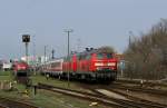 218 117-0 und 218 374-2 fahren am 16.04.2009 mit einem IC Richtung Hamburg aus dem Bahnhof von Westerland aus.