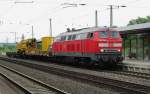 218 208-7 raste mit einem kleinen Bauzug in Fahrtrichtung Sden am 05.06.2009 durch Eichenberg.