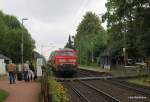 218 322-6 und ihre Schwesterlok haben am 6.07.09 den IC 2072 Dresden Hbf - Westerland/Sylt in Hamburg Hbf bernommen und bringen ihn nun ber die Marschbahn und den Hindenburgdamm nach Sylt. Aufgenommen bei der Durchfahrt in Prisdorf.