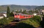 218 412 erklimmt mit ihren zwei Wagen die 63‰ steile Rampe von Boppard nach Emmelshausen.