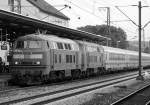 Nochmal ein Blick in den Juni 2009, diesmal als S/W-Bild. 218 193-1 rollt am 28.6.2009 mit Schwesterlok und IC 2012 am Haken in den Plochinger Bahnhof ein.