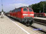 218 457-0 mit einem RegionalExpress-Zug aus Richtung Kaufbeuren nach Mnchen Hbf in Geltendorf am 23.07.2009. Im Hintergrund sieht man eine abgestellte S-Bahn-Garnitur.