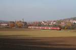 218 193 rollt am 30.10. im schnsten Abendlicht bei Owen Richtung Oberlenningen und wird in wenigen Augenblicken den Haltepunkt Brucken erreichen, wo sie bei ihrer Rckfahrt die Fotografen aufnehmen wird.
