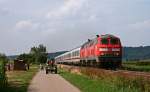 Rund 25 Minuten versptet eilen 218 196 und 218 434 vom Betriebshof Ulm am Abend des 7. August 2009 mit dem IC | RE 2013 „Allgu“ von Hannover nach Oberstdorf bei Bad Grnenbach in Richtung Kempten (Allgu).