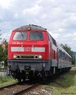 Zum Abschied von der Ulmer 218 164-2 mchte ich diese formatfllende Aufnahme der formschnen Dame zeigen. Es zeigt sie am 15.7.2009 auf der Teckbahn kurz vor dem Erreichen des Dettinger Bahnhofes. Die Lok wurde zum 9.12.2009, nach Ablauf ihrer 2. Fristverlngerung, mit einem Dienstalter von 37 Jahren z-gestellt. Ausgeliefert wurde sie mit dem TB 10, spter erhielt sie aber den abgasoptimierten TB 11.