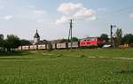 Nach einem Kreuzungshalt in Neunkirch beschleunigt die Kemptener 218 333 den DGS 88299 von Wilchingen-Hallau nach Schaffhausen am 18. August 2009 am Einfahrtsignal von Neunkirch lautstark in Richtung Beringen. Am Ende des Zuges wird die Lok dabei durch 218 249 untersttzt.