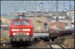 218 208-7 mit einem Ganzzug Altschotter von Stralsund nach Mukran am 13.12.2007 bei der Ausfahrt aus dem Hbf Stralsund.