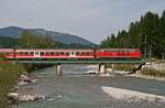 Einer der letzten lokbespannten Nahverkehrszge auf der Nebenbahn von Oberstdorf nach Immenstadt ist der RE 32912 nach Kempten (Allgu). Am 7. September 2009 berquert 218 486, eine der wenigen Kemptener Loks mit einem TB 11-Motor, mit besagtem Zug zur Mittagszeit die Iller bei Fischen.