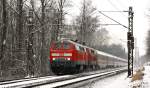 218 341-6 und eine Schwesterlokomotive beschleunigen am 17.01.2010 unter entsprechender Geruschkulisse einen IC aus Westerland in Prisdorf.