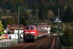 Am 26. Oktober 2009 befhrt die Karlsruher 218 483 mit dem umgeleiteten RE 4834 von Heilbronn nach Mannheim die doppelstckige Neckarbrcke bei Neckargemnd. 
Das Foto entstand legal vom Bahnsteigende des Haltepunkts „Neckargemnd Altstadt“.