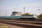 218 394, eine der letzten blau-beigen 218er, passiert hier am 09.04.2002 mit RB28382 in Richtung Bruchsal  das Fdl-Stellwerk Ludwigshafen/Rhein   