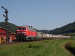 218 249 und 218 333 am Zugschluss erreichten im August 2009 mit einem Aushubzug den Bahnhof Neukirchen