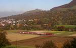 Am Nachmittag des 29. Oktober 2009 schiebt die Ulmer 218 193 ihre Regionalbahn von Oberlenningen nach Wendlingen (Neckar) durch das herbstlich gefrbte Lenninger Tal. Die Aufnahme entstand bei Brucken.