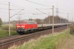 Eines von drei Highlights heute auf der KBS 310: 218 139-4 mit einem Zug beladen mit Betonschwellen. Die Fahrt geht Richtung Braunschweig. Fotografiert am 13.04.2010 in Magdeburg Diesdorf. 