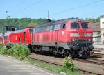 Ein ungewhnliches Bild: 218 456-2 der Ulmer RAB steht am 24.5.2010 im Bahnhof Tbingen vor einer Stuttgarter 146.2.