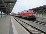 22.6.2010 17:12 DB AG Baureihe 218 333-3 zieht den RE 16 bestehend aus 3 n-Wagen und einem Karlsruher Steuerwagen von Leipzig nach Hof (Saale) aus Plauen (Vogtland) Oberer Bahnhof.