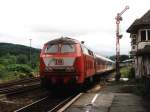 218 129-5 mit eine sehr bunte RE 12053 (RE 17 Sauerland-Express) Hagen Hbf-Kassel Wilhelmshhe auf Bahnhof Bestwig am 14-7-2001. Bild und scan: Date Jan de Vries. 