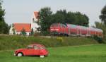 Mit dem farblich passenden Auto darf der Fotograf ruhig schon mal im Bild parken, oder ?
218 409-1 bei Ravensburg, unterwegs von Ulm nach Lindau mit IRE 4239 am 09.09.2005