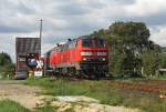 218 185-7 und eine Schwesterlokomotive passieren am 16.08.2008 mit einem IC Richtung Sden den Posten 186 bei West-Bargum.