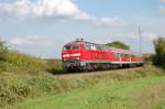 Die bestens gepflegte Karlsruher 218 480-2 legt sich am 18. September 2010 mit ihrem RE 28880 in eine langgezogene Kurve vor dem Bahnhof Winden. Ein freundlicher Gru geht noch an den grenden Lokfhrer.