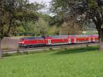 218 431-5 mit IRE 4225 von Stuttgart nach Lindau zwischen Oberzell und Meckenbeuren in der Kurve bei Lohner am 27.09.2010.