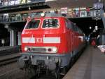 Am 17.10.2010 wartete 218 307-7 mit ihrem IC im Hamburger HBF auf die Ausfahrt nach Puttgarden.