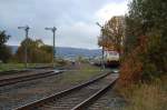 218 105-5 mit dem Rheingold, als RB von Frankenberg ( Eder ) nach Marburg, hier bei der Ausfahrt aus dem Bbf Sarnau, 24.10.2010.